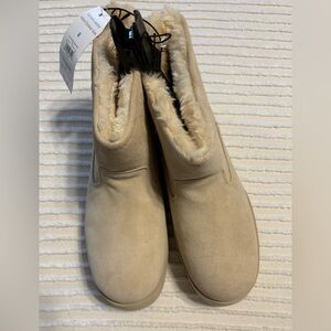 New with tag!  Cozy Cream Fur-Lined Boots